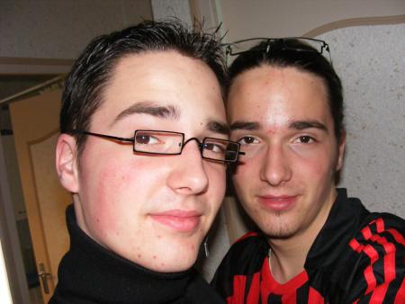 Mon ptit fère(qui est le photographe) et moi son ptit frère.