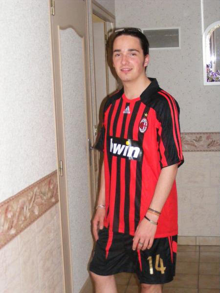 Moi avec mon maillot du Milan ac qui est tout Neuf, beau NON ?